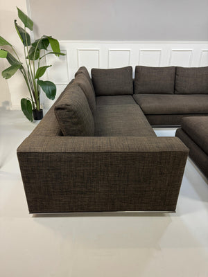 Gebrauchtes braunes Minotti Hamilton Designer Stoff Sofa vor einer Wand, stilvoll und modern eingerichtet.