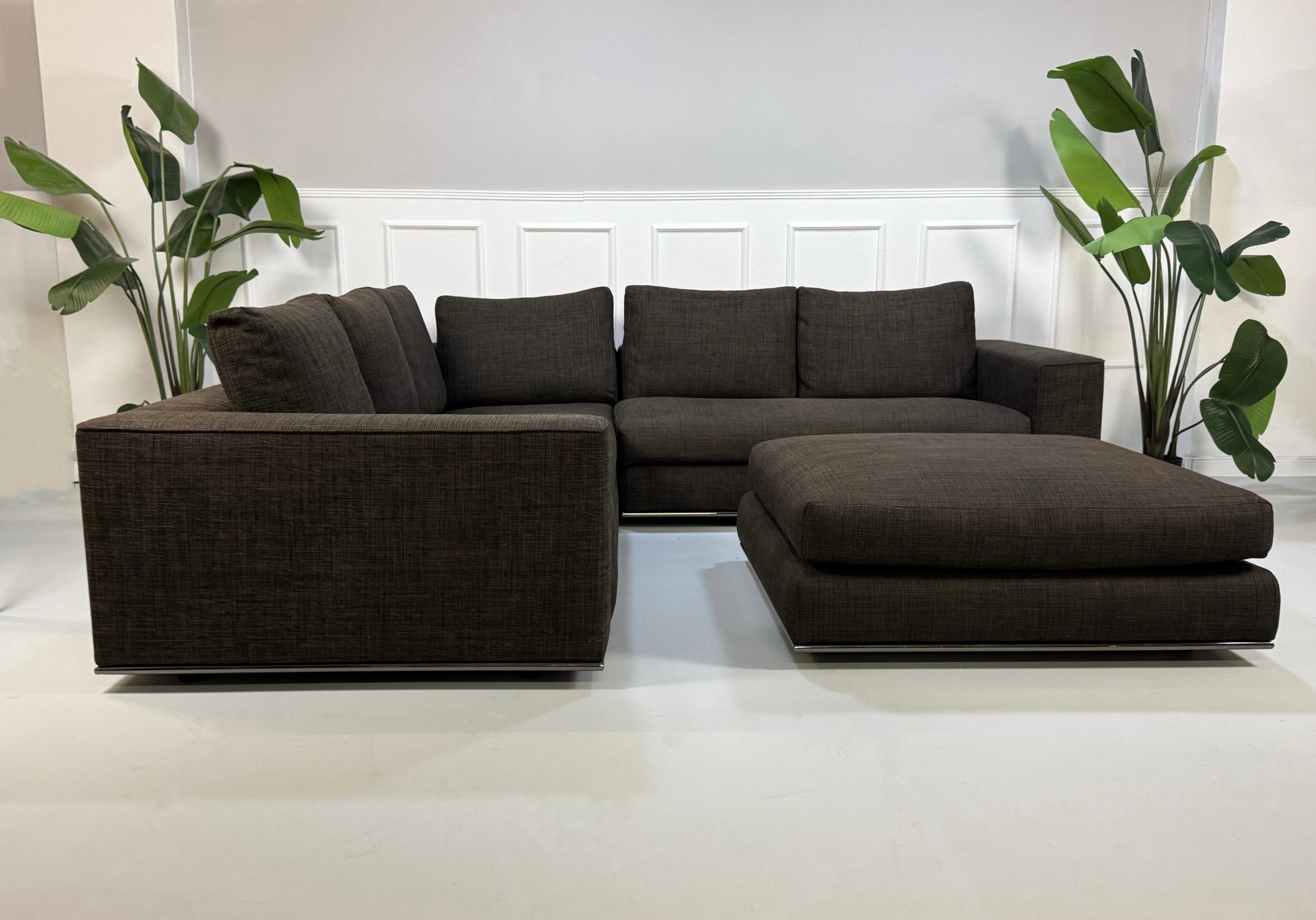 Gebrauchtes braunes Minotti Hamilton Designer Stoff Sofa vor einer Wand, stilvoll und modern eingerichtet.