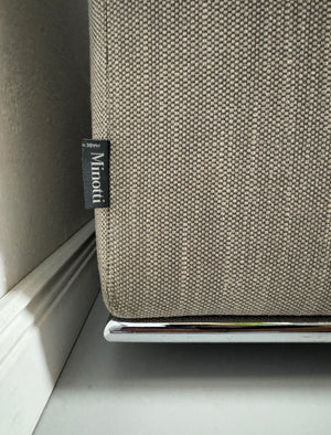 Gebrauchtes graues Minotti Hamilton Designer Stoff Sofa vor einer Wand, stilvoll und modern eingerichtet.