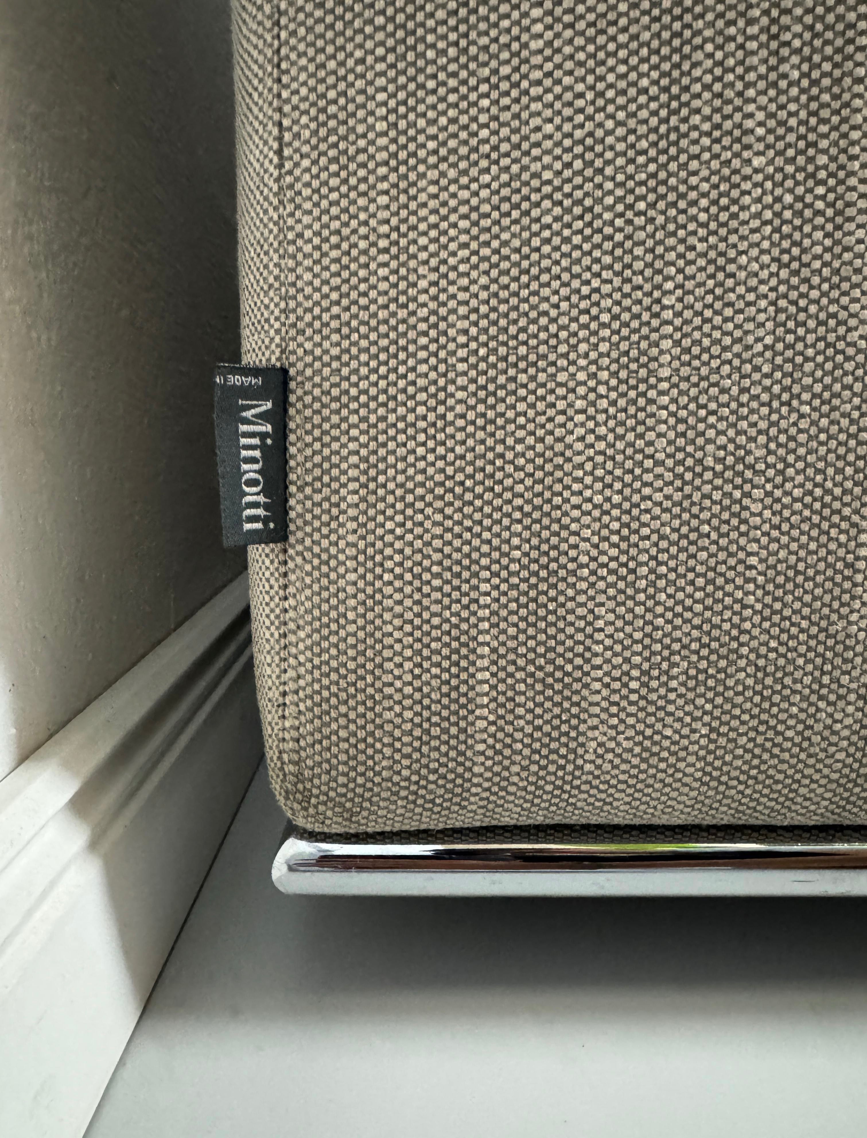Gebrauchtes graues Minotti Hamilton Designer Stoff Sofa vor einer Wand, stilvoll und modern eingerichtet.