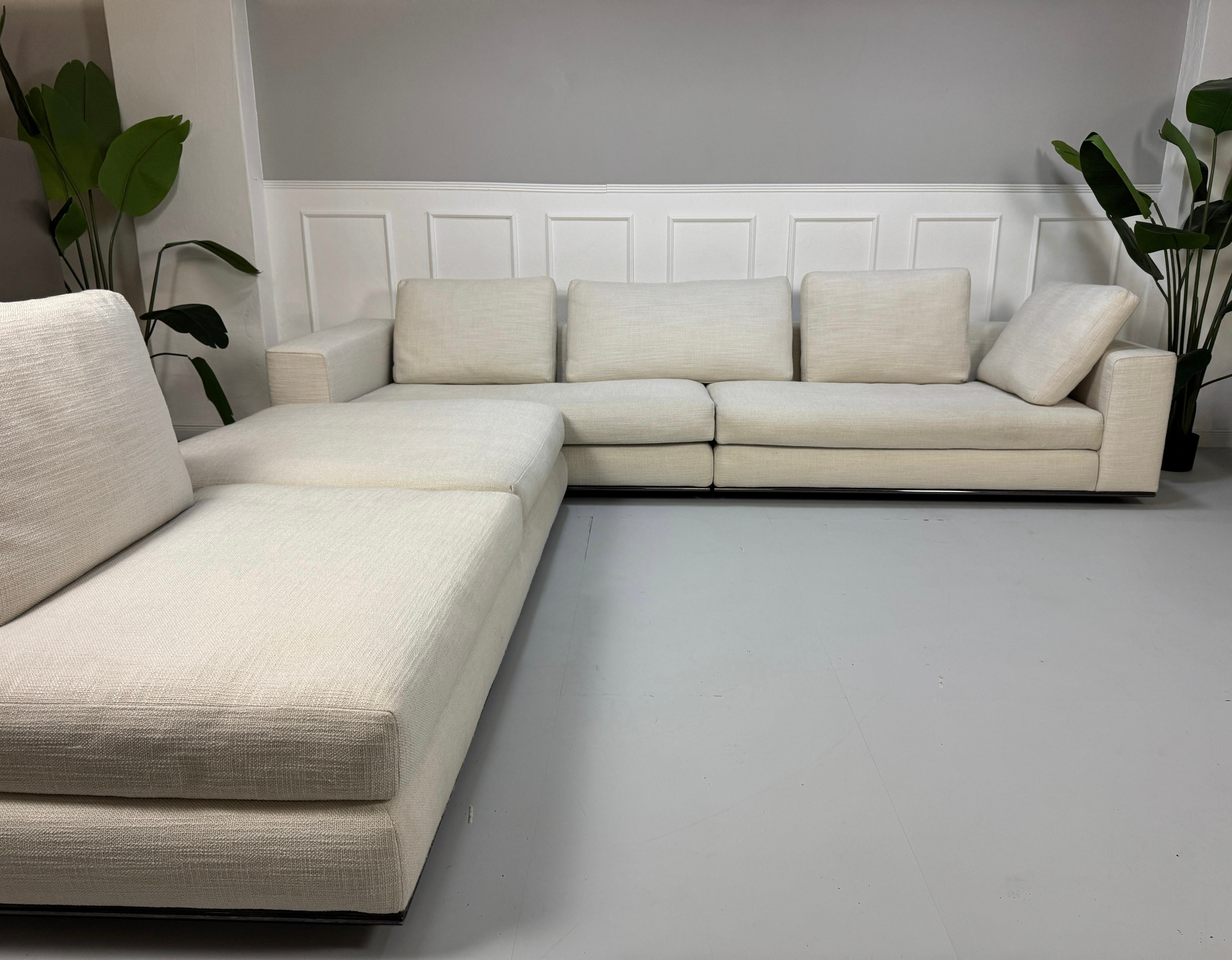 Gebrauchtes Minotti Hamilton Designer Stoff Sofa in der Farbe Beige vor einer Wand, stilvoll und modern eingerichtet.