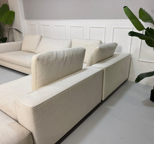 Gebrauchtes Minotti Hamilton Designer Stoff Sofa in der Farbe Beige vor einer Wand, stilvoll und modern eingerichtet.