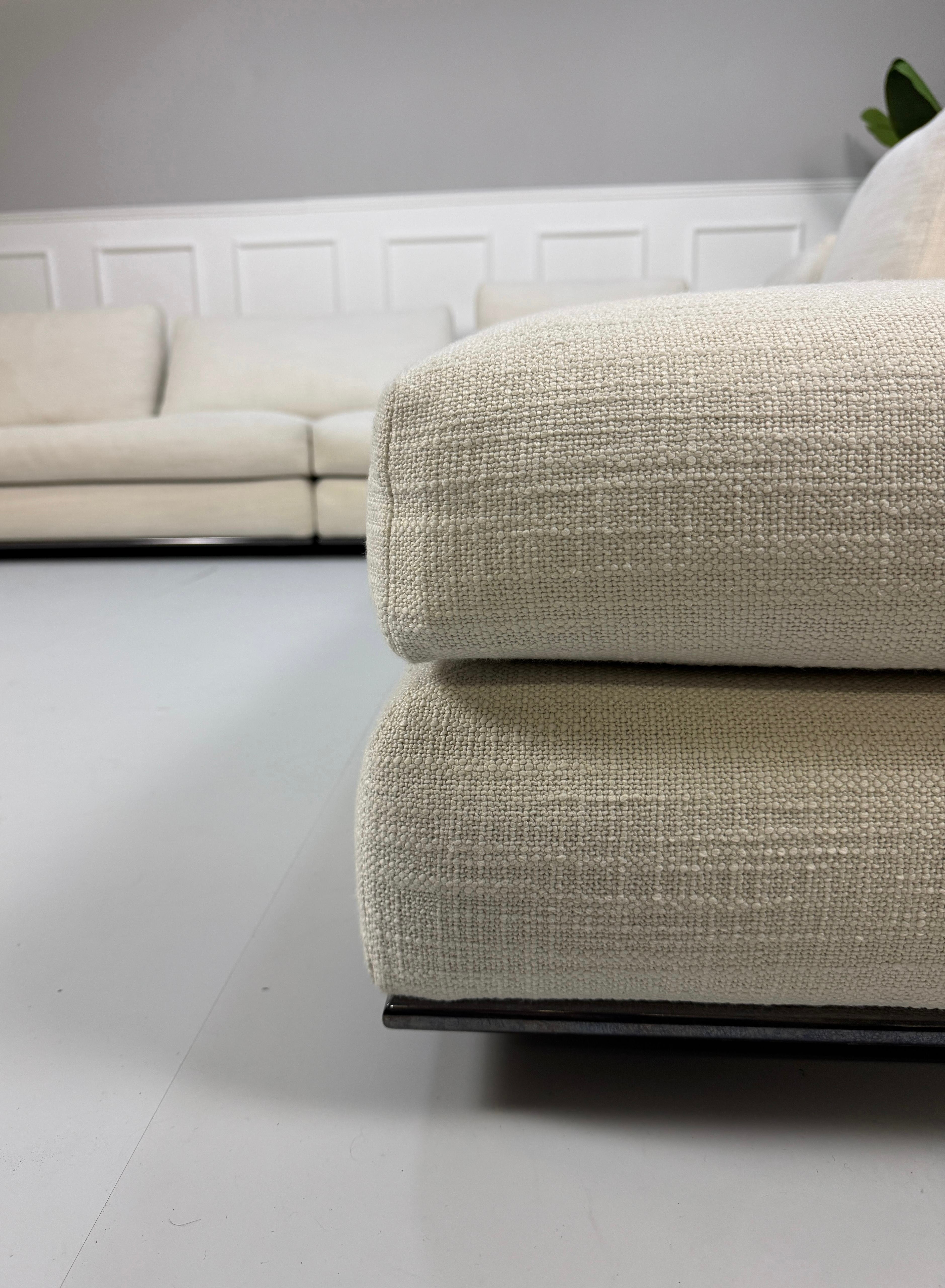 Gebrauchtes Minotti Hamilton Designer Stoff Sofa in der Farbe Beige vor einer Wand, stilvoll und modern eingerichtet.