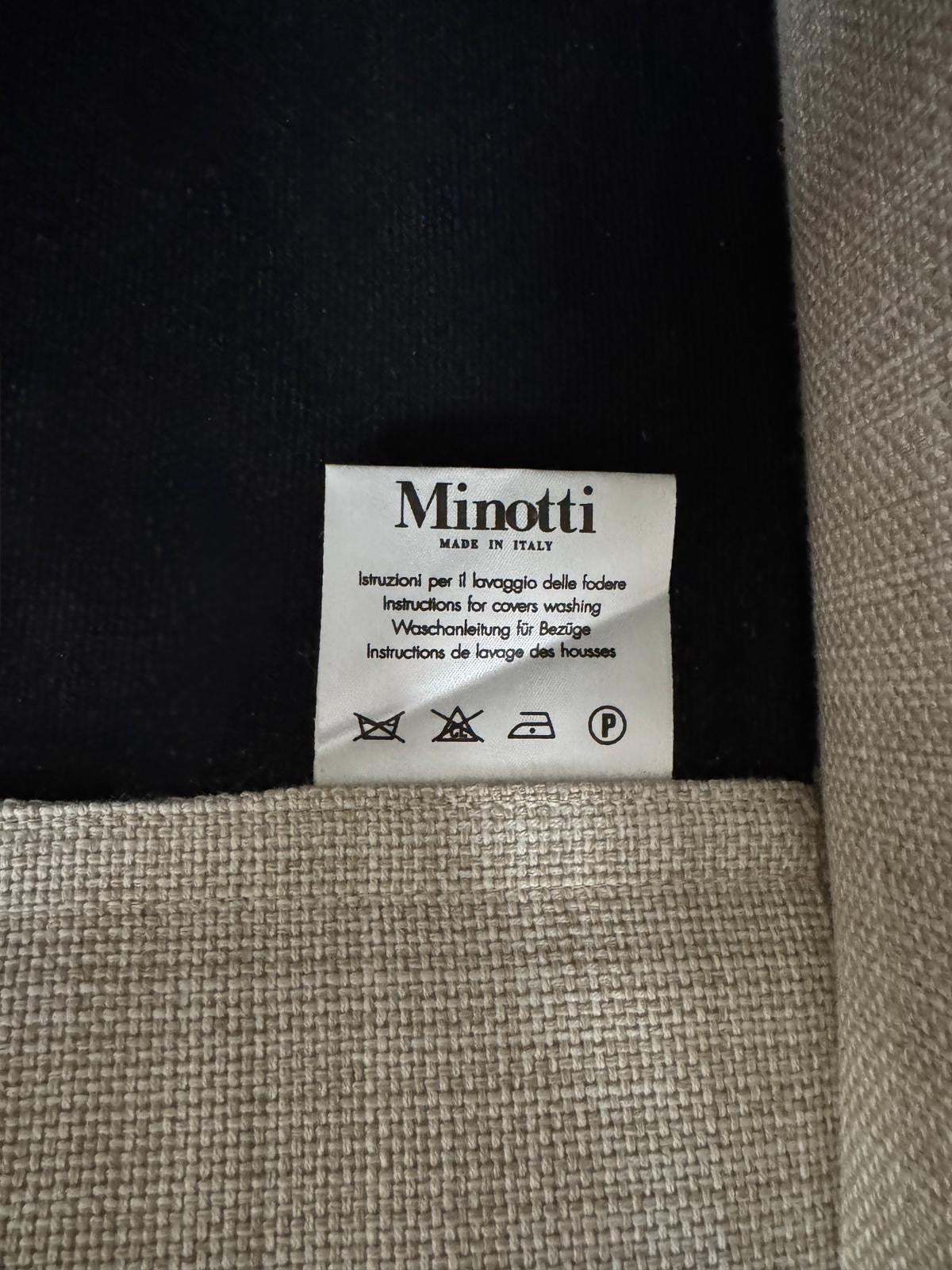 Gebrauchtes beiges Minotti Hamilton Designer Stoff Sofa vor einer Wand, stilvoll und modern eingerichtet.