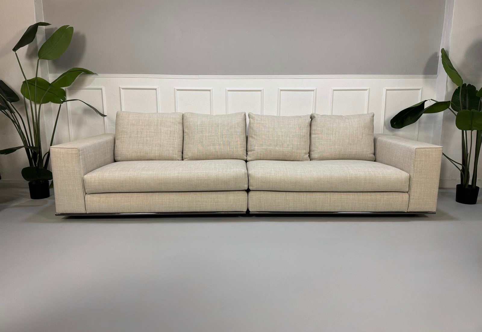 Gebrauchtes beiges Minotti Hamilton Designer Stoff Sofa vor einer Wand, stilvoll und modern eingerichtet.