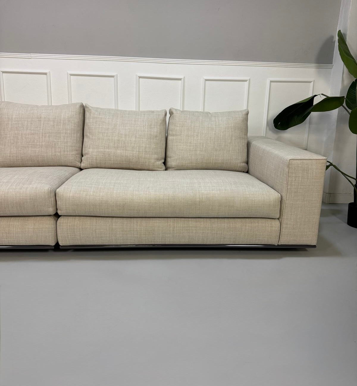 Gebrauchtes beiges Minotti Hamilton Designer Stoff Sofa vor einer Wand, stilvoll und modern eingerichtet.