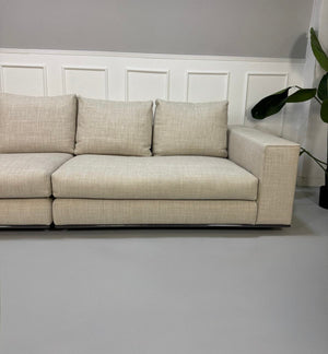 Gebrauchtes beiges Minotti Hamilton Designer Stoff Sofa vor einer Wand, stilvoll und modern eingerichtet.