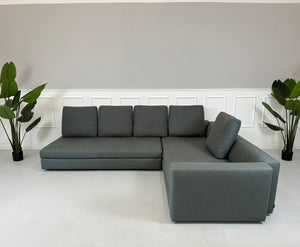 Gebrauchtes grünes Minotti Kline Designer Stoff Sofa vor einer Wand, stilvoll und modern eingerichtet mit Tisch.