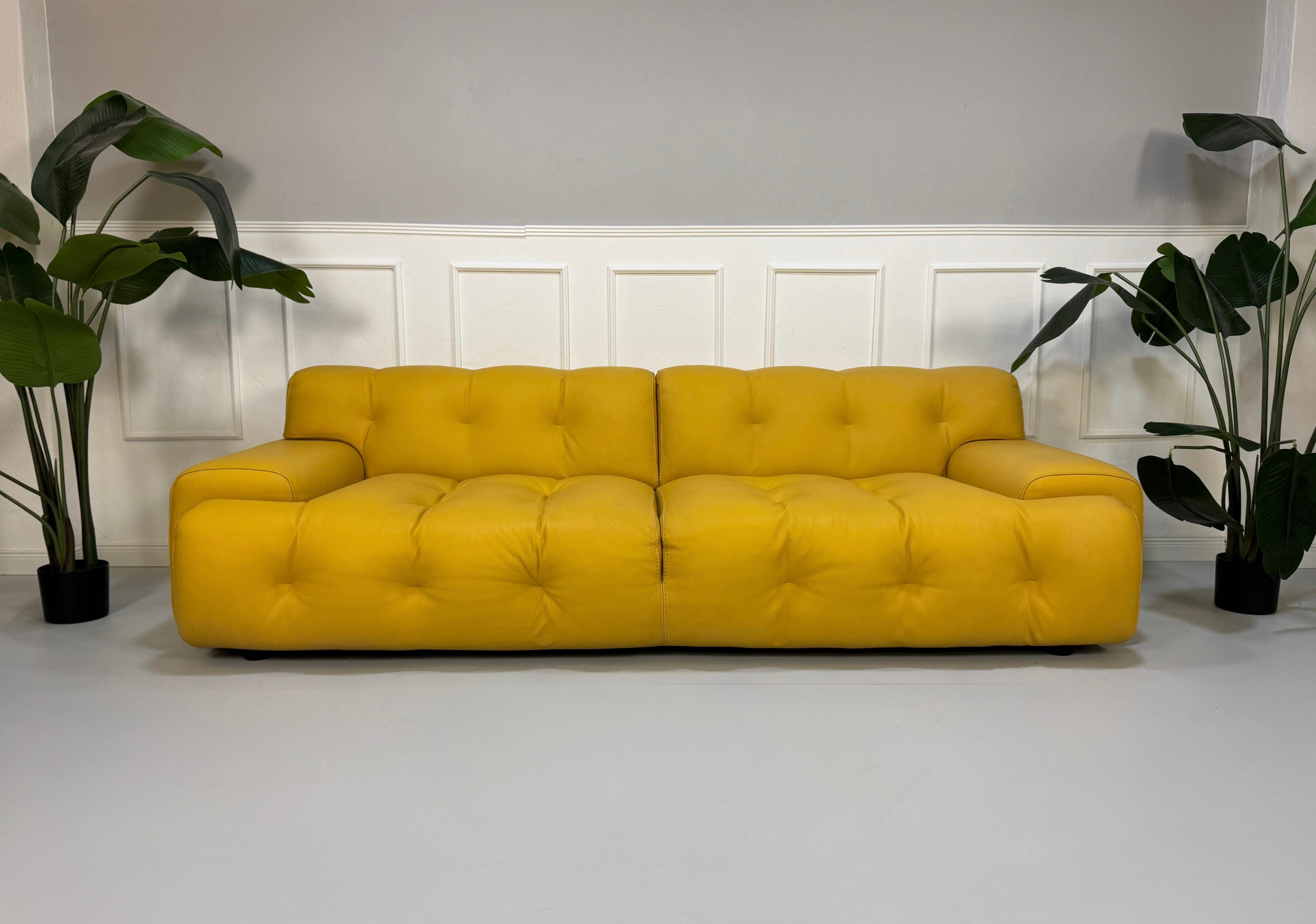 Refurbished gelbes Roche Bobois Blogger Designer Leder Sofa vor einer Wand, stilvoll und modern eingerichtet.