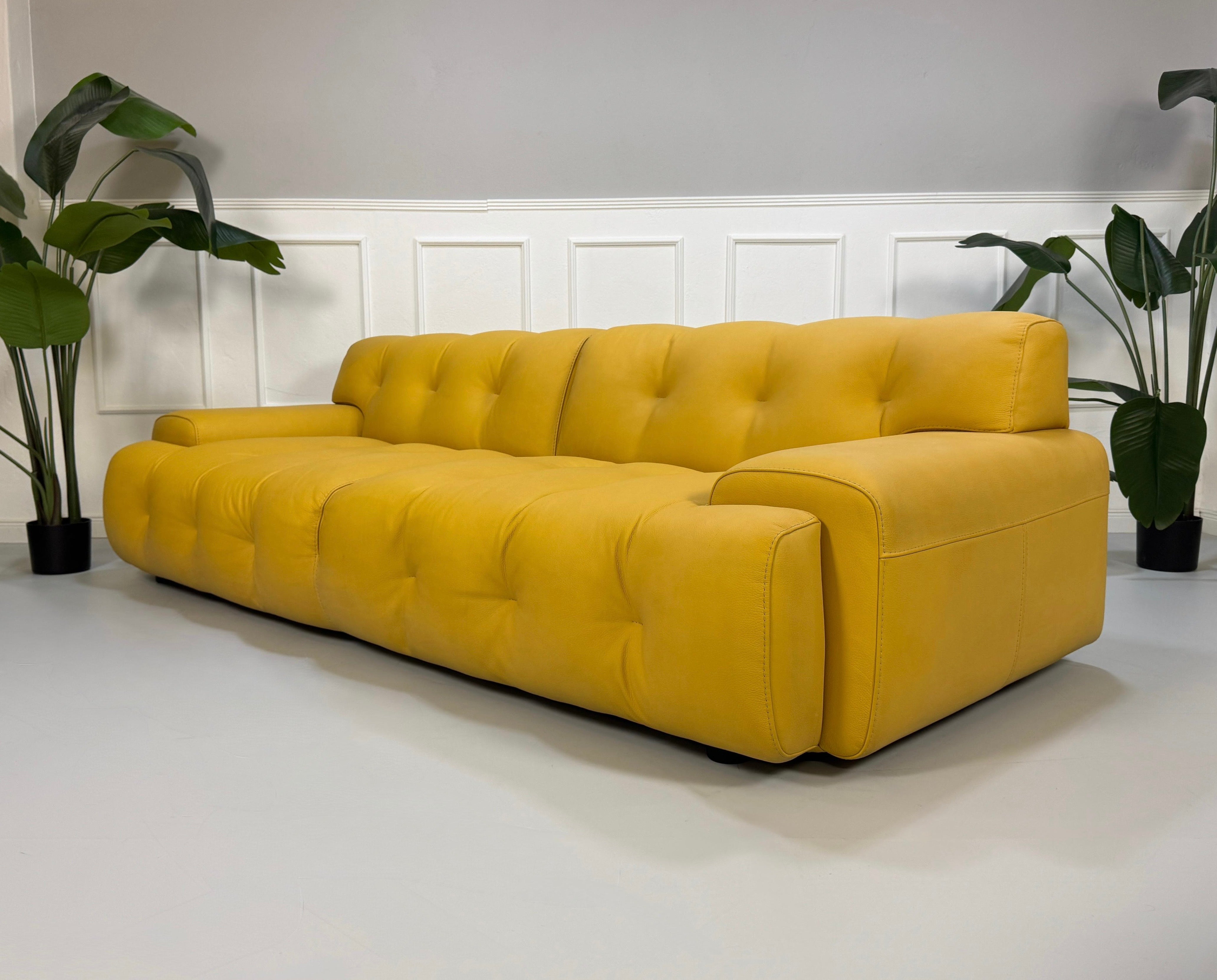 Refurbished gelbes Roche Bobois Blogger Designer Leder Sofa vor einer Wand, stilvoll und modern eingerichtet.