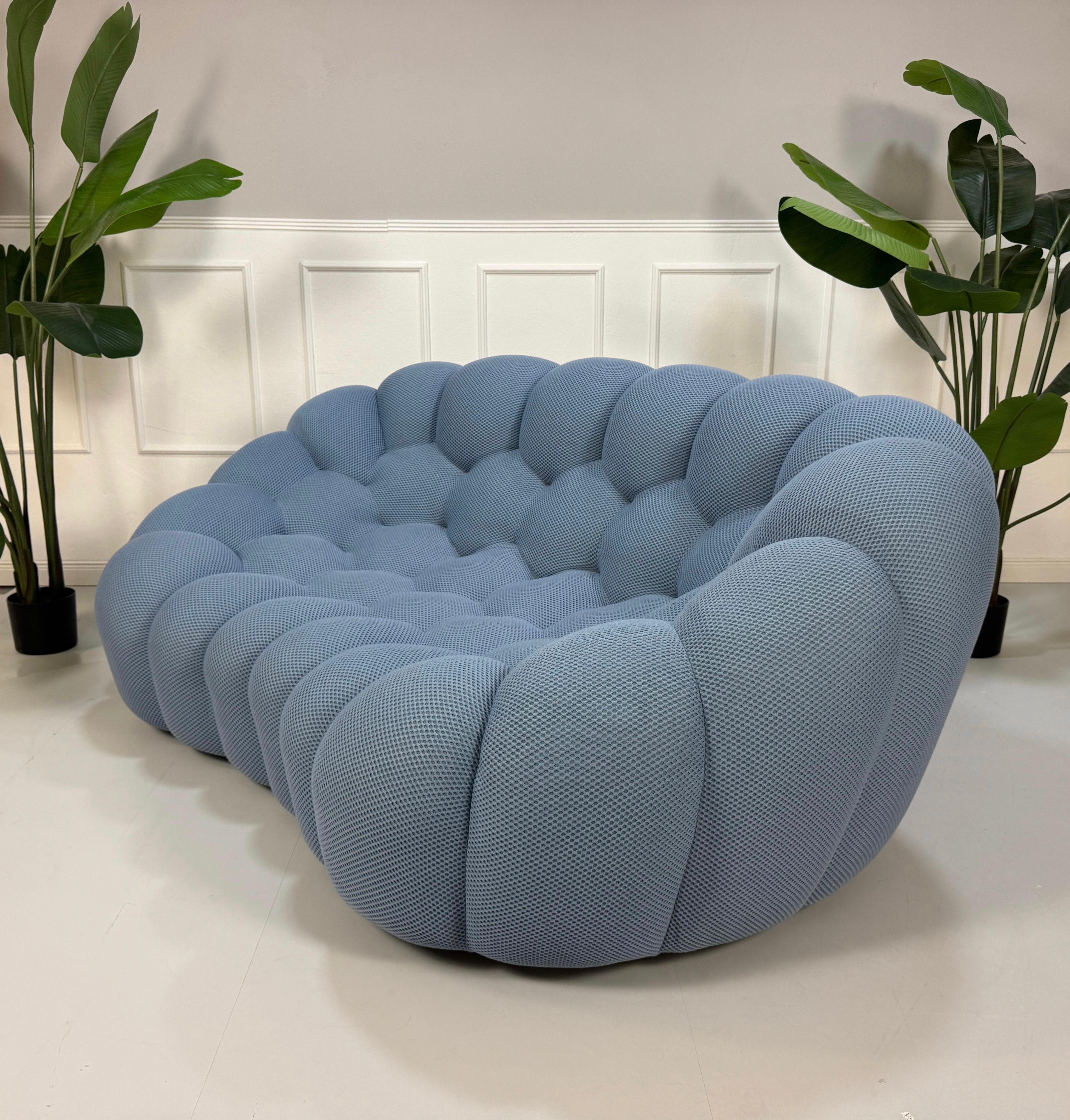 Gebrauchtes Roche Bobois Bubble  Stoff Sofa in der Farbe Blau vor einer Wand, stilvoll und modern eingerichtet.