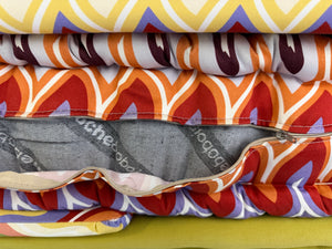 Refurbished buntes Roche Bobois Mah Jong Designer Stoff Sofa vor einer Wand, stilvoll und modern eingerichtet.