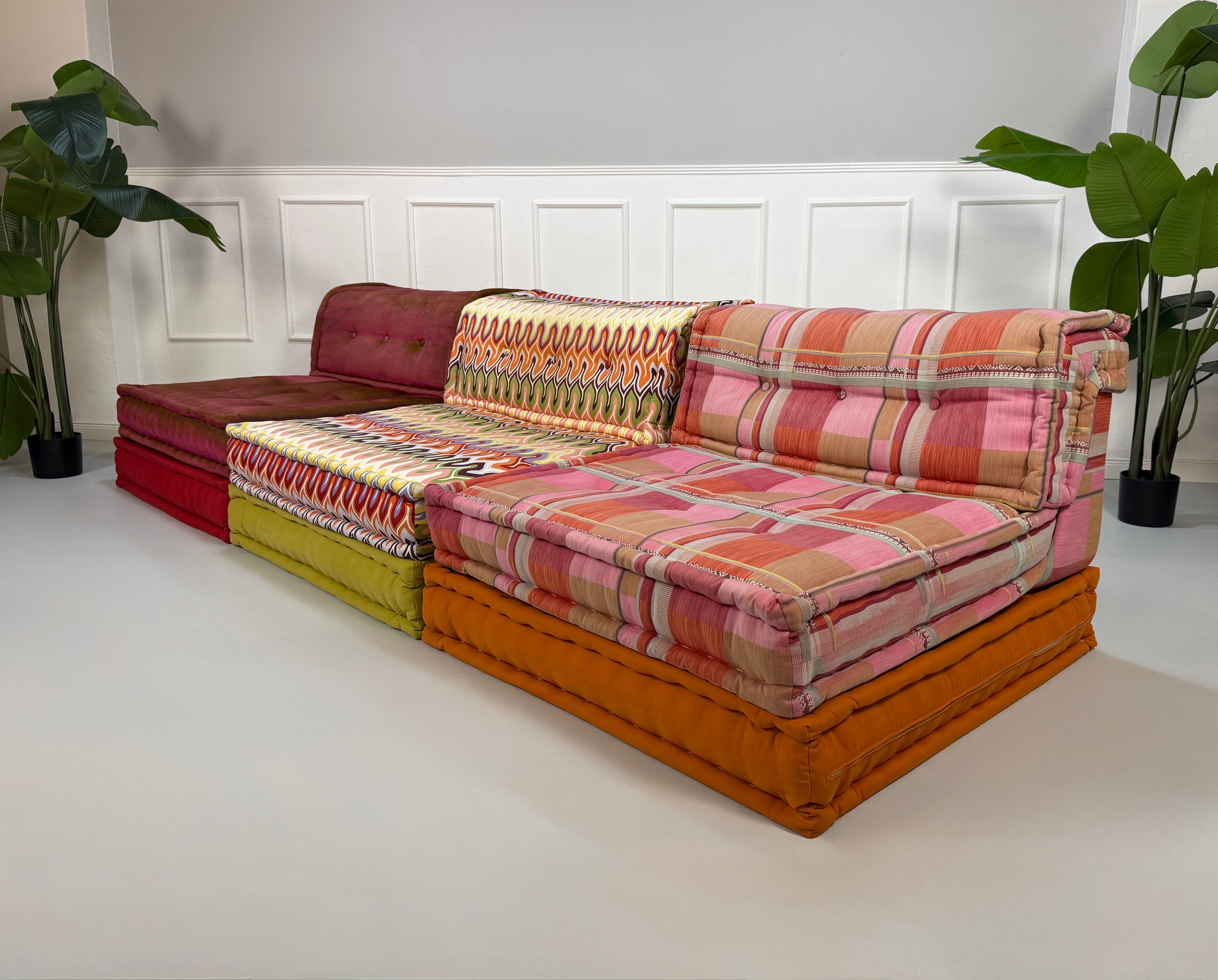 Refurbished buntes Roche Bobois Mah Jong Designer Stoff Sofa vor einer Wand, stilvoll und modern eingerichtet.