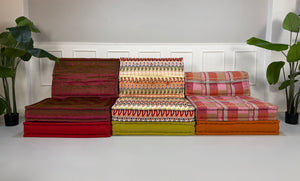 Refurbished buntes Roche Bobois Mah Jong Designer Stoff Sofa vor einer Wand, stilvoll und modern eingerichtet.