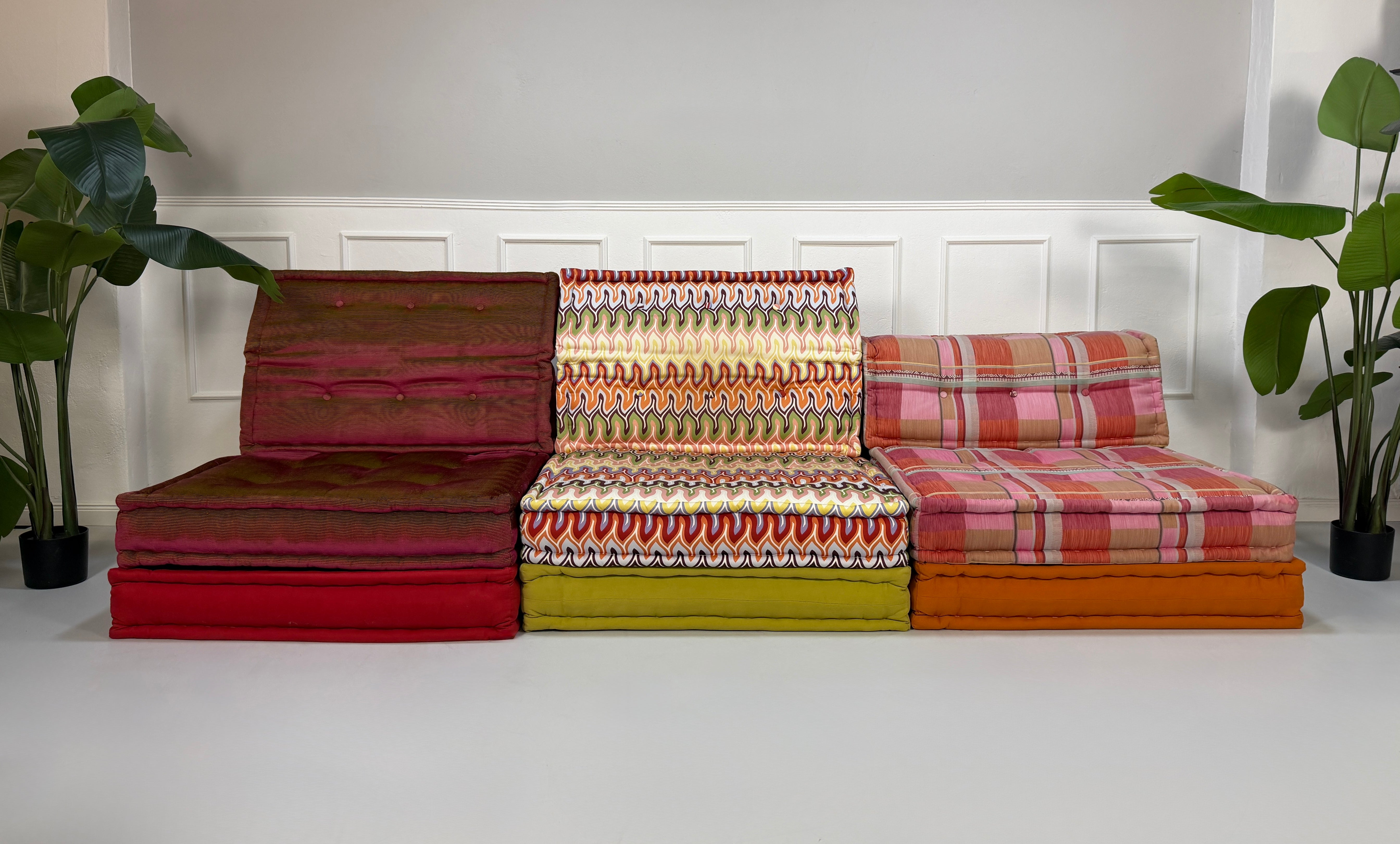Refurbished buntes Roche Bobois Mah Jong Designer Stoff Sofa vor einer Wand, stilvoll und modern eingerichtet.