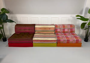 Refurbished buntes Roche Bobois Mah Jong Designer Stoff Sofa vor einer Wand, stilvoll und modern eingerichtet.