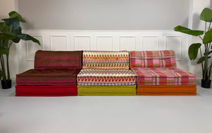 Refurbished buntes Roche Bobois Mah Jong Designer Stoff Sofa vor einer Wand, stilvoll und modern eingerichtet.