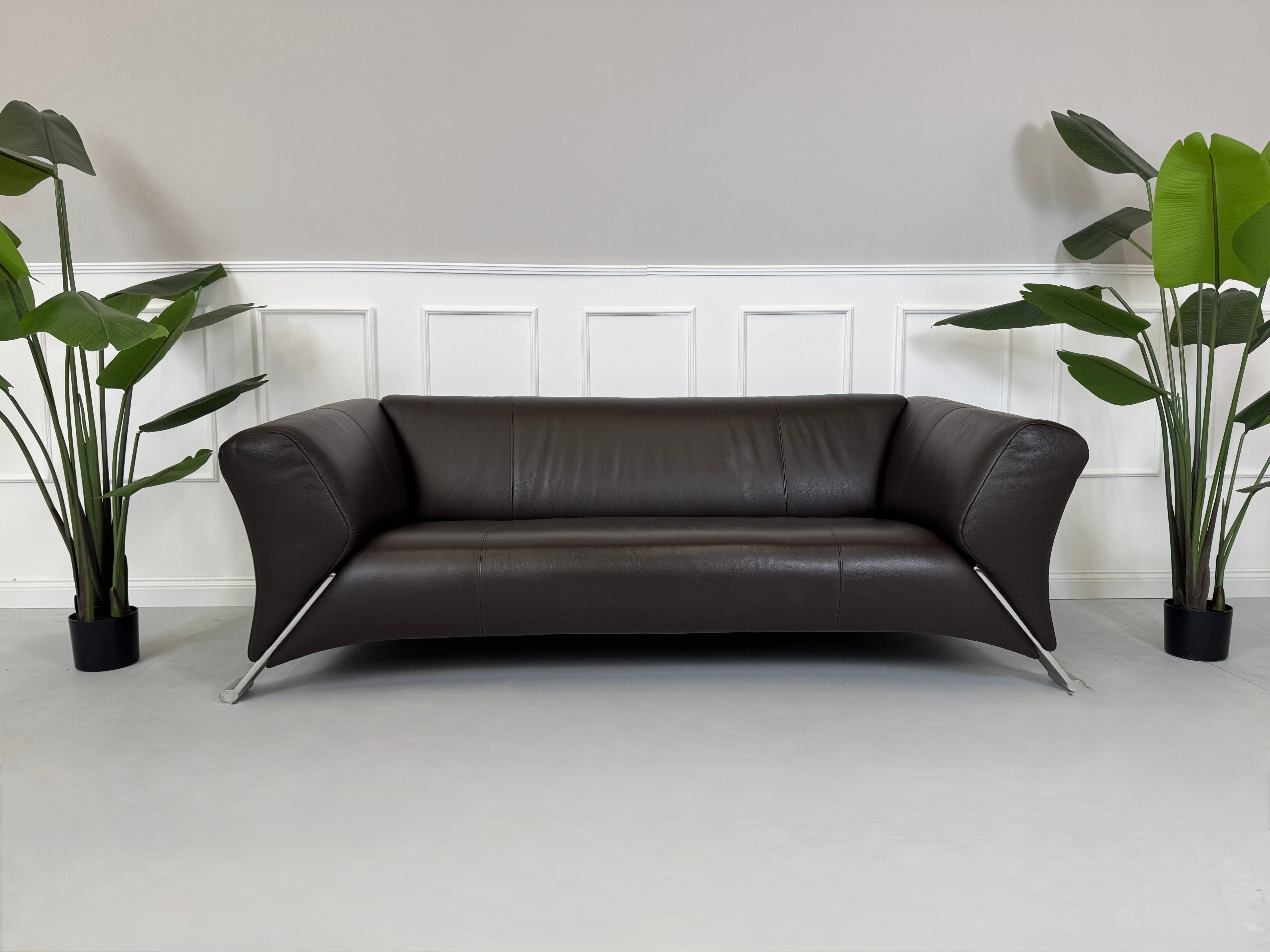 Gebrauchtes braunes Rolf Benz 322 Designer Leder Sofa vor einer Wand, stilvoll und modern eingerichtet.
