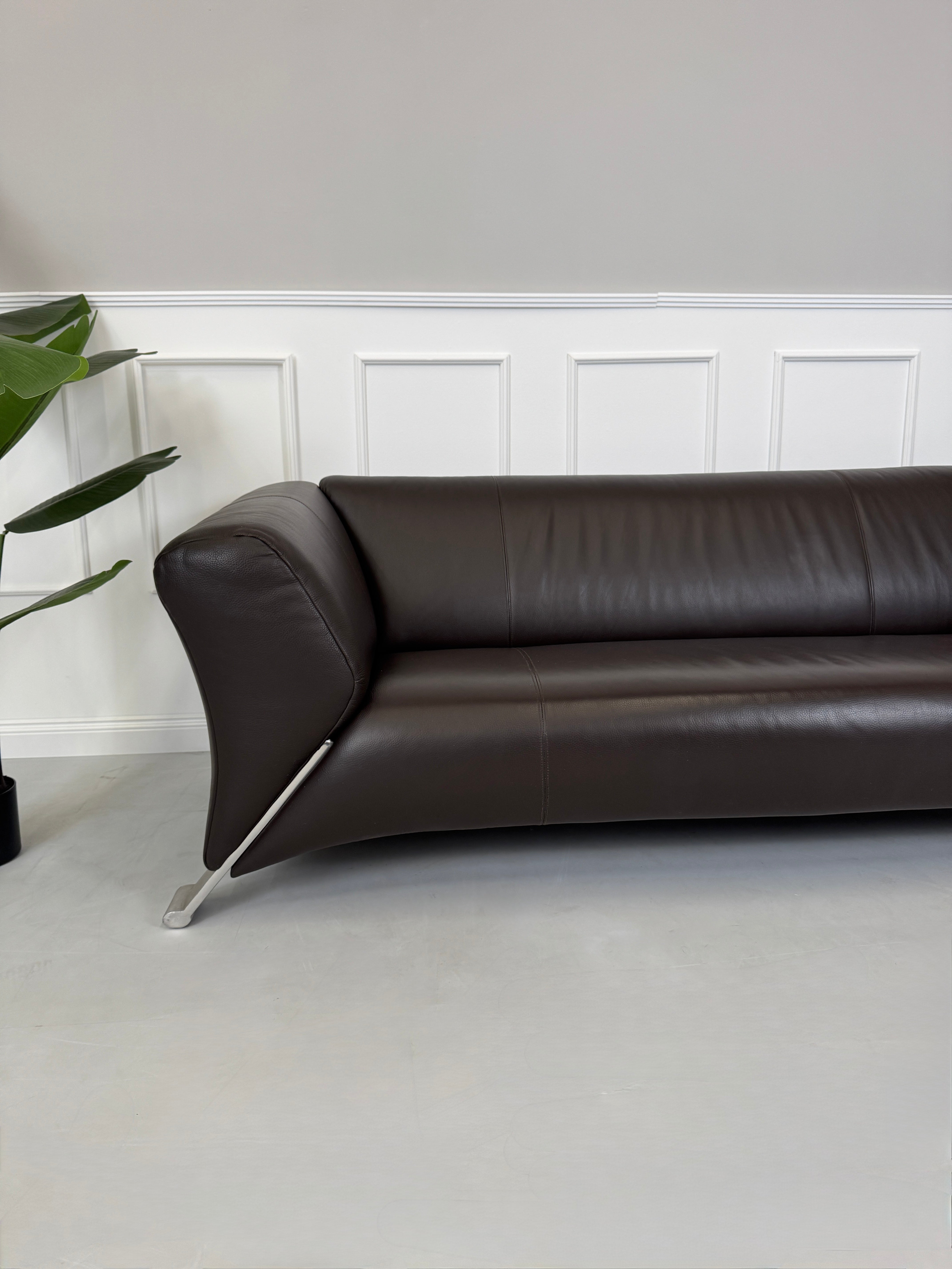 Gebrauchtes braunes Rolf Benz 322 Designer Leder Sofa vor einer Wand, stilvoll und modern eingerichtet.