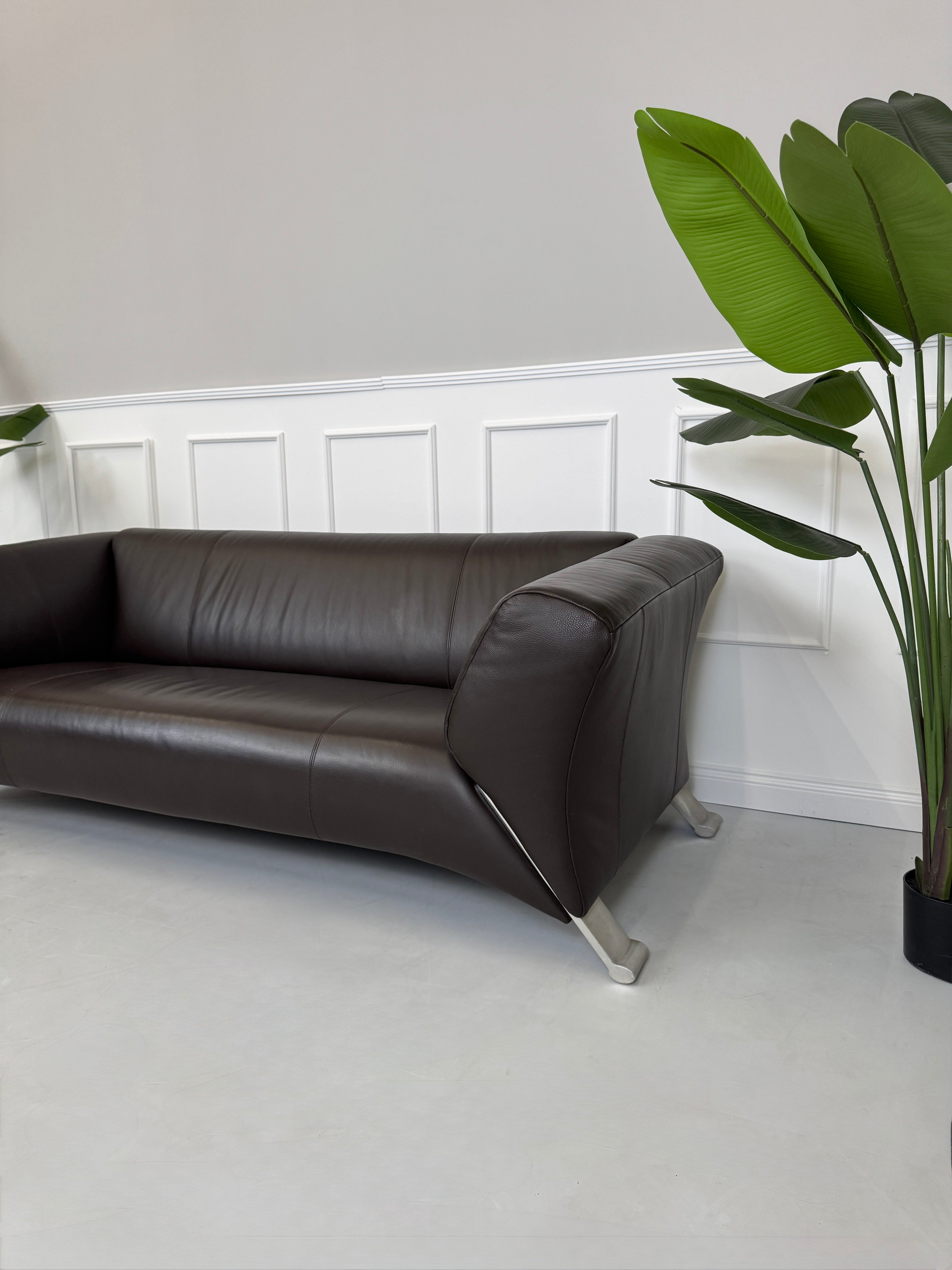 Gebrauchtes braunes Rolf Benz 322 Designer Leder Sofa vor einer Wand, stilvoll und modern eingerichtet.