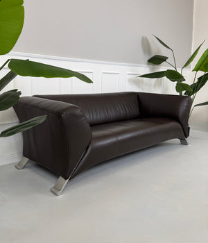 Gebrauchtes braunes Rolf Benz 322 Designer Leder Sofa vor einer Wand, stilvoll und modern eingerichtet.