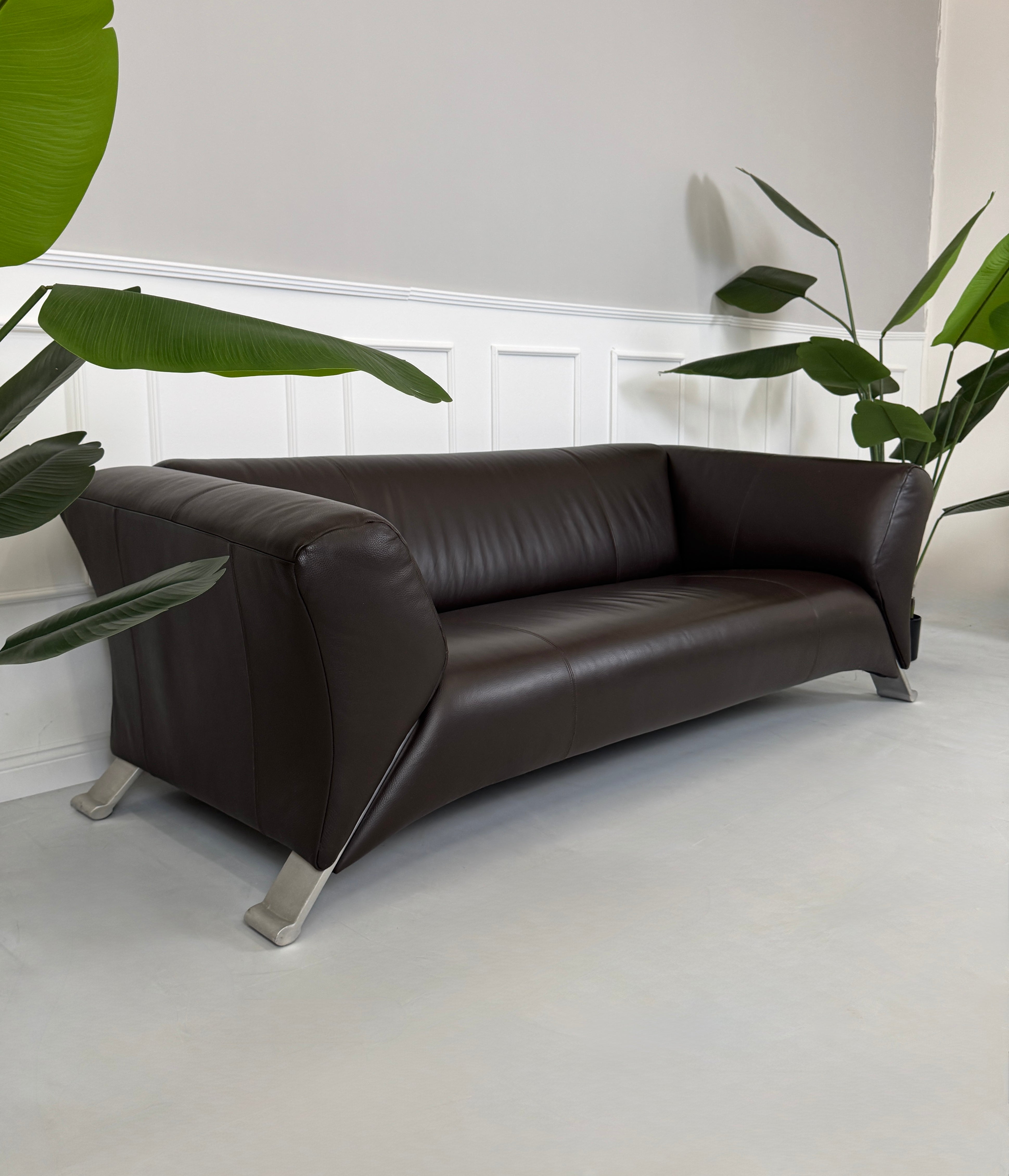 Gebrauchtes braunes Rolf Benz 322 Designer Leder Sofa vor einer Wand, stilvoll und modern eingerichtet.
