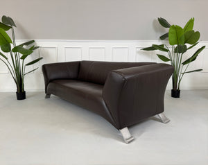 Gebrauchtes braunes Rolf Benz 322 Designer Leder Sofa vor einer Wand, stilvoll und modern eingerichtet.