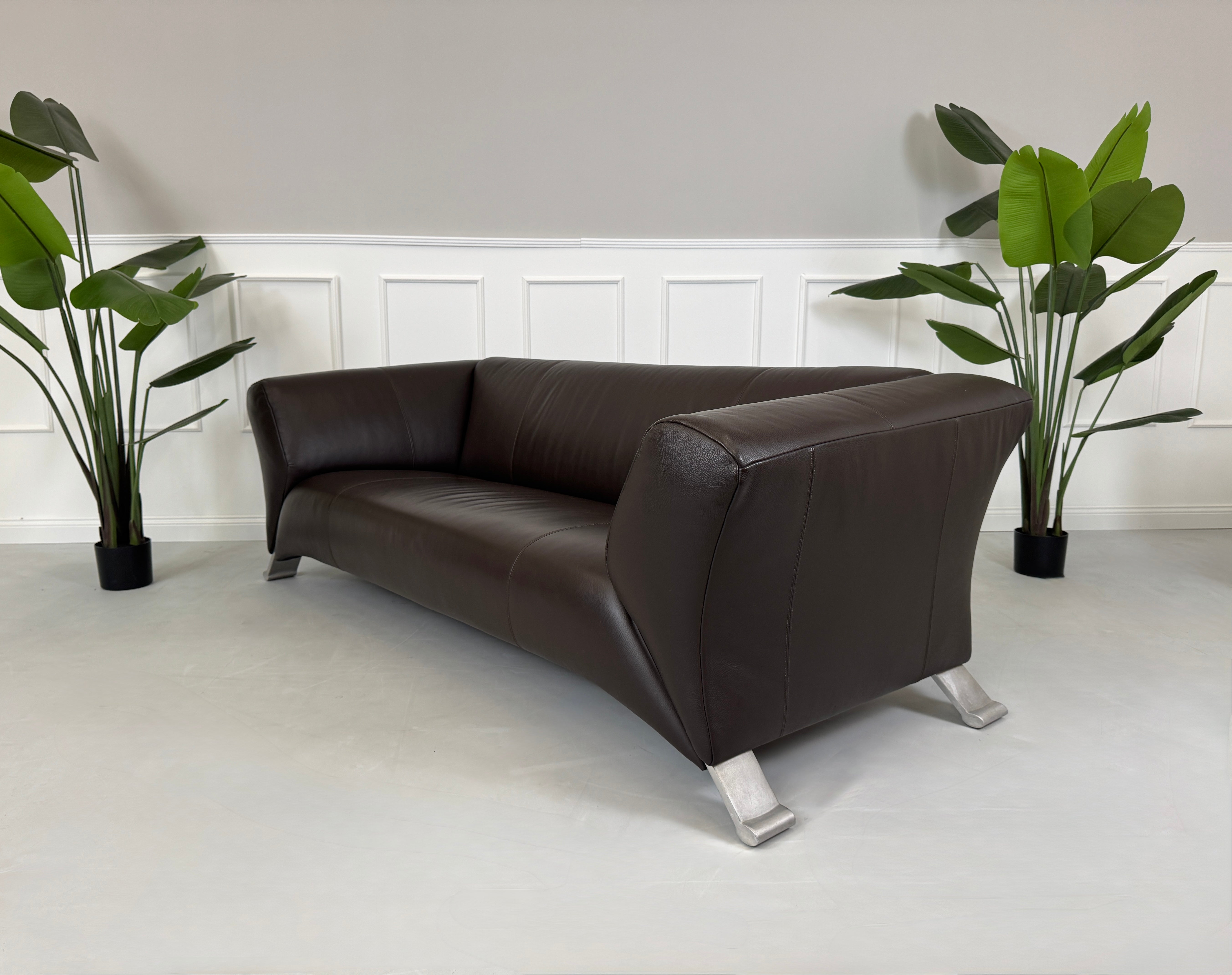 Gebrauchtes braunes Rolf Benz 322 Designer Leder Sofa vor einer Wand, stilvoll und modern eingerichtet.