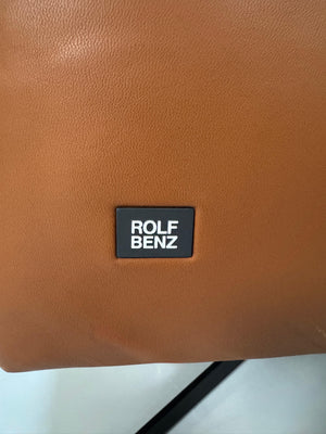 Gebrauchte braune Rolf Benz Leder 50 Designer Leder Garnitur vor einer Wand, stilvoll und modern eingerichtet.