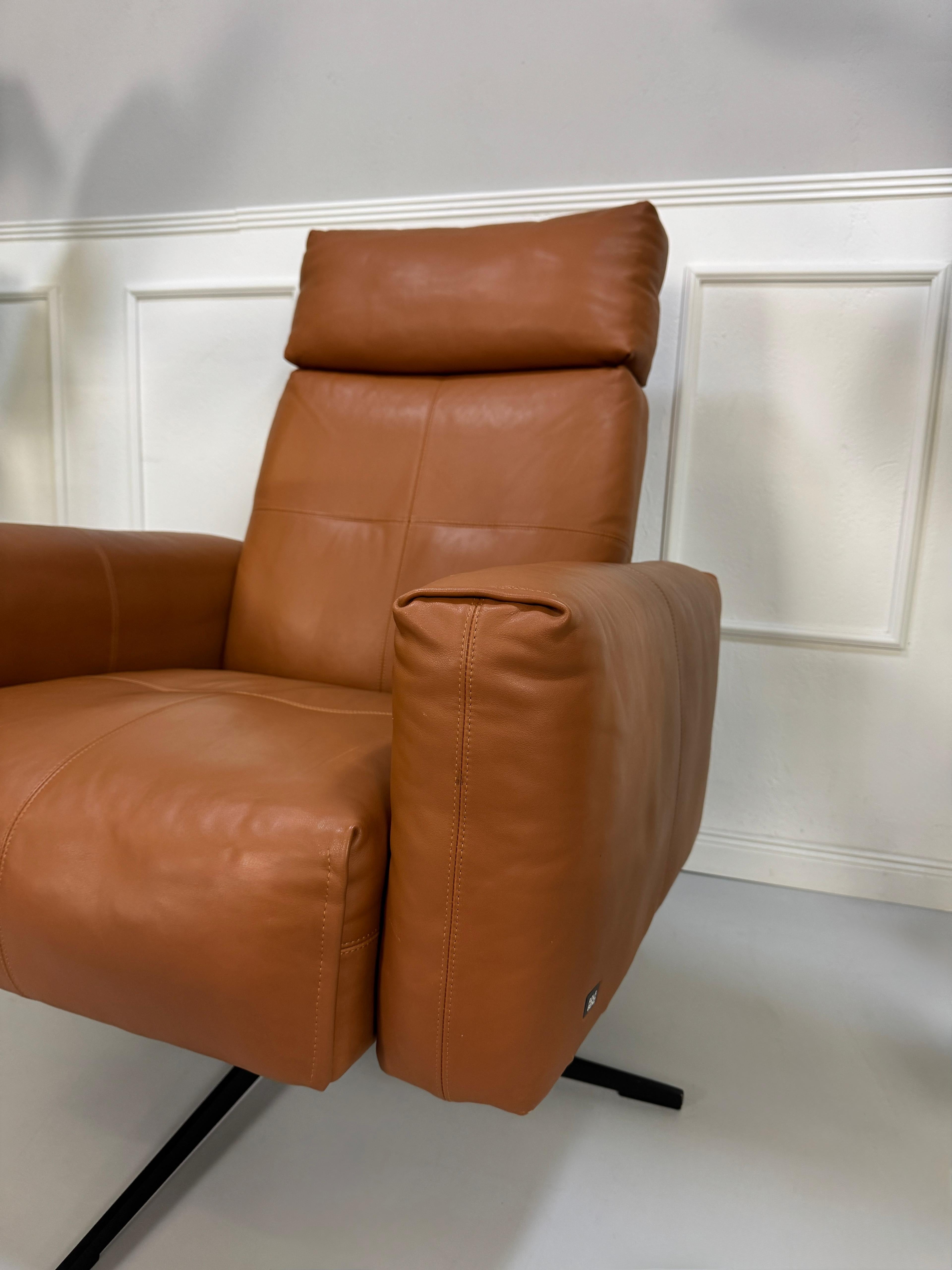 Gebrauchter brauner Rolf Benz 50 Designer Leder Sessel vor einer Wand, stilvoll und modern eingerichtet.