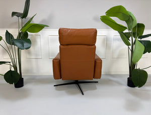 Gebrauchter brauner Rolf Benz 50 Designer Leder Sessel vor einer Wand, stilvoll und modern eingerichtet.