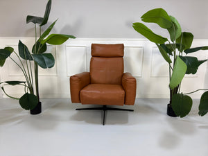 Gebrauchter brauner Rolf Benz 50 Designer Leder Sessel vor einer Wand, stilvoll und modern eingerichtet.