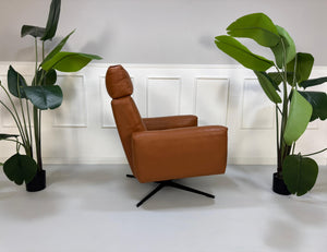 Gebrauchter brauner Rolf Benz 50 Designer Leder Sessel vor einer Wand, stilvoll und modern eingerichtet.