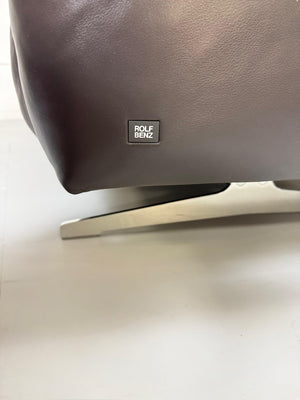 Refurbished graues Rolf Benz 50  Designer Leder Sofa vor einer Wand, stilvoll und modern eingerichtet.