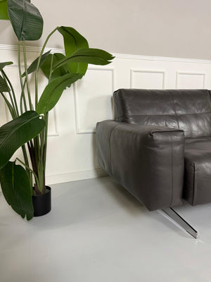 Refurbished graues Rolf Benz 50  Designer Leder Sofa vor einer Wand, stilvoll und modern eingerichtet.