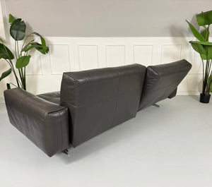 Refurbished graues Rolf Benz 50  Designer Leder Sofa vor einer Wand, stilvoll und modern eingerichtet.