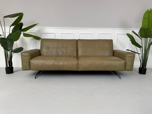 Erneuertes Rolf Benz 50 mit Hocker  Designer Leder Sofa vor einer Wand, stilvoll und modern eingerichtet.