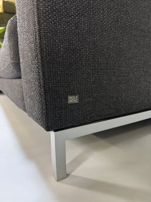 Rolf Benz Sofa Ego in der Farbe Grau Designer Stoff Sofa vor einer Wand, stilvoll und modern eingerichtet.