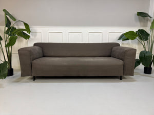 Refurbsihed graues Rolf Benz Grata Designer Stoff Sofa vor einer Wand, stilvoll und modern eingerichtet.