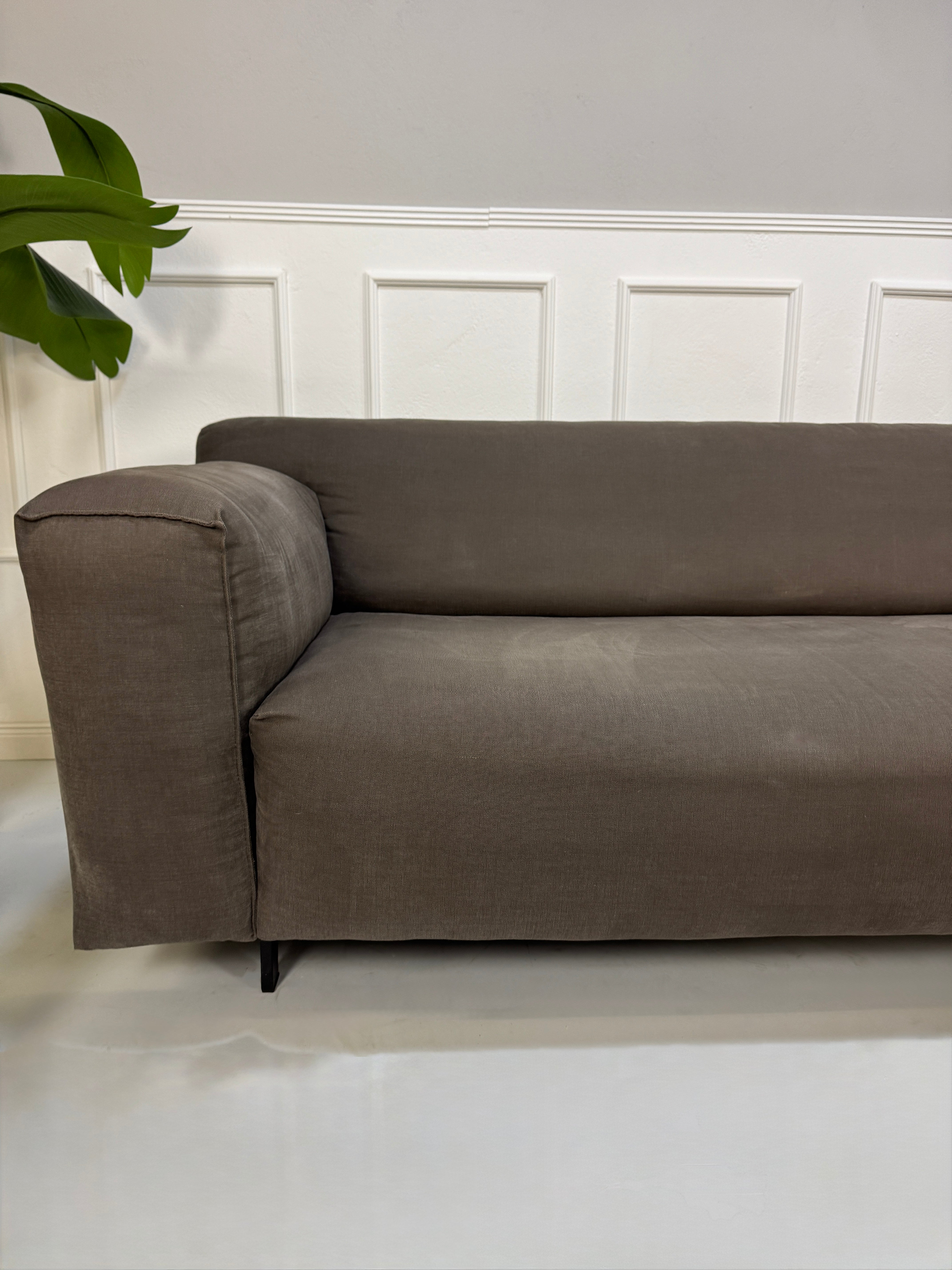 Refurbsihed graues Rolf Benz Grata Designer Stoff Sofa vor einer Wand, stilvoll und modern eingerichtet.