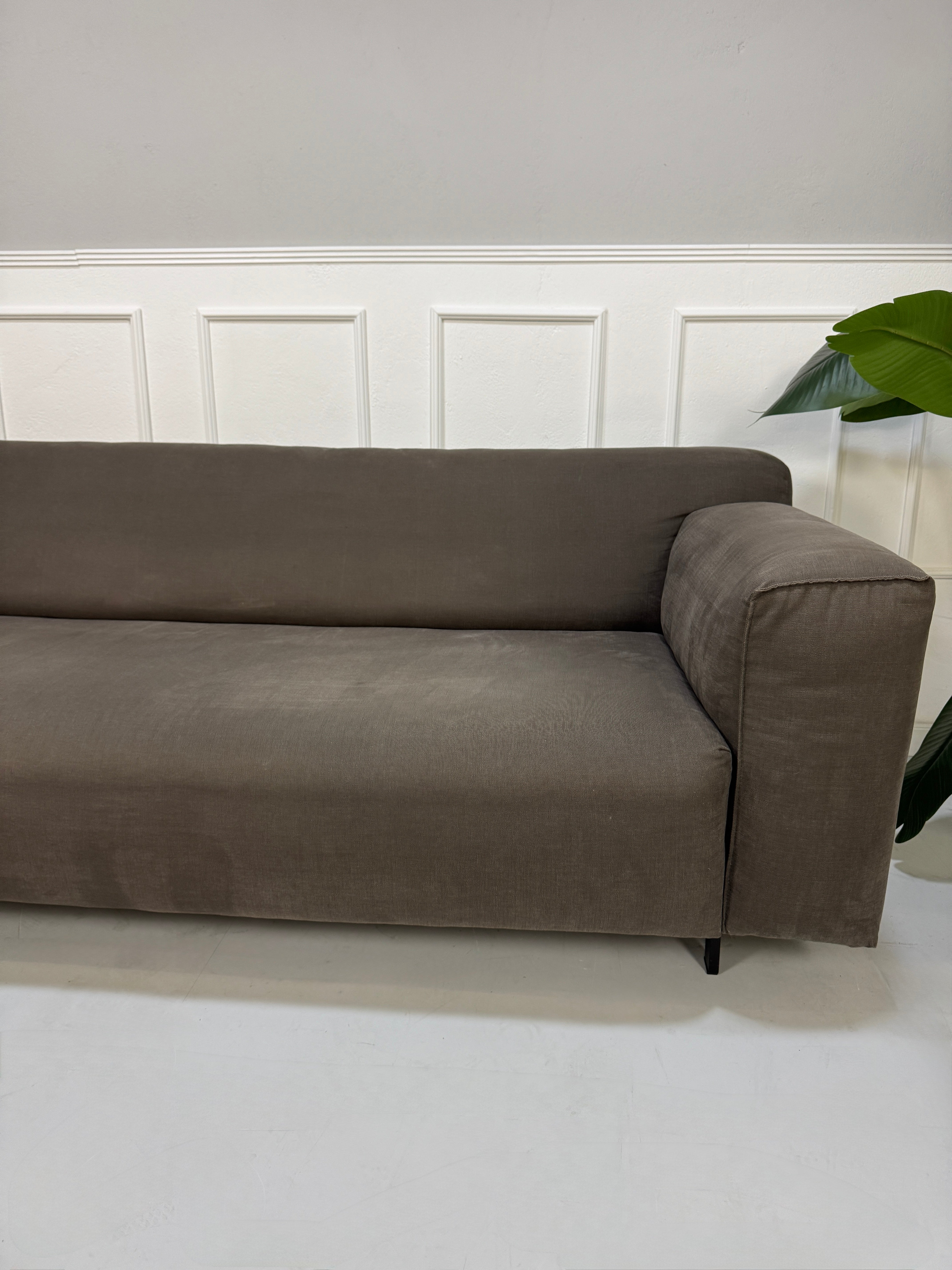 Refurbsihed graues Rolf Benz Grata Designer Stoff Sofa vor einer Wand, stilvoll und modern eingerichtet.