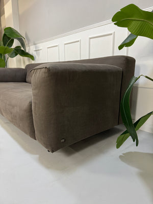Refurbsihed graues Rolf Benz Grata Designer Stoff Sofa vor einer Wand, stilvoll und modern eingerichtet.