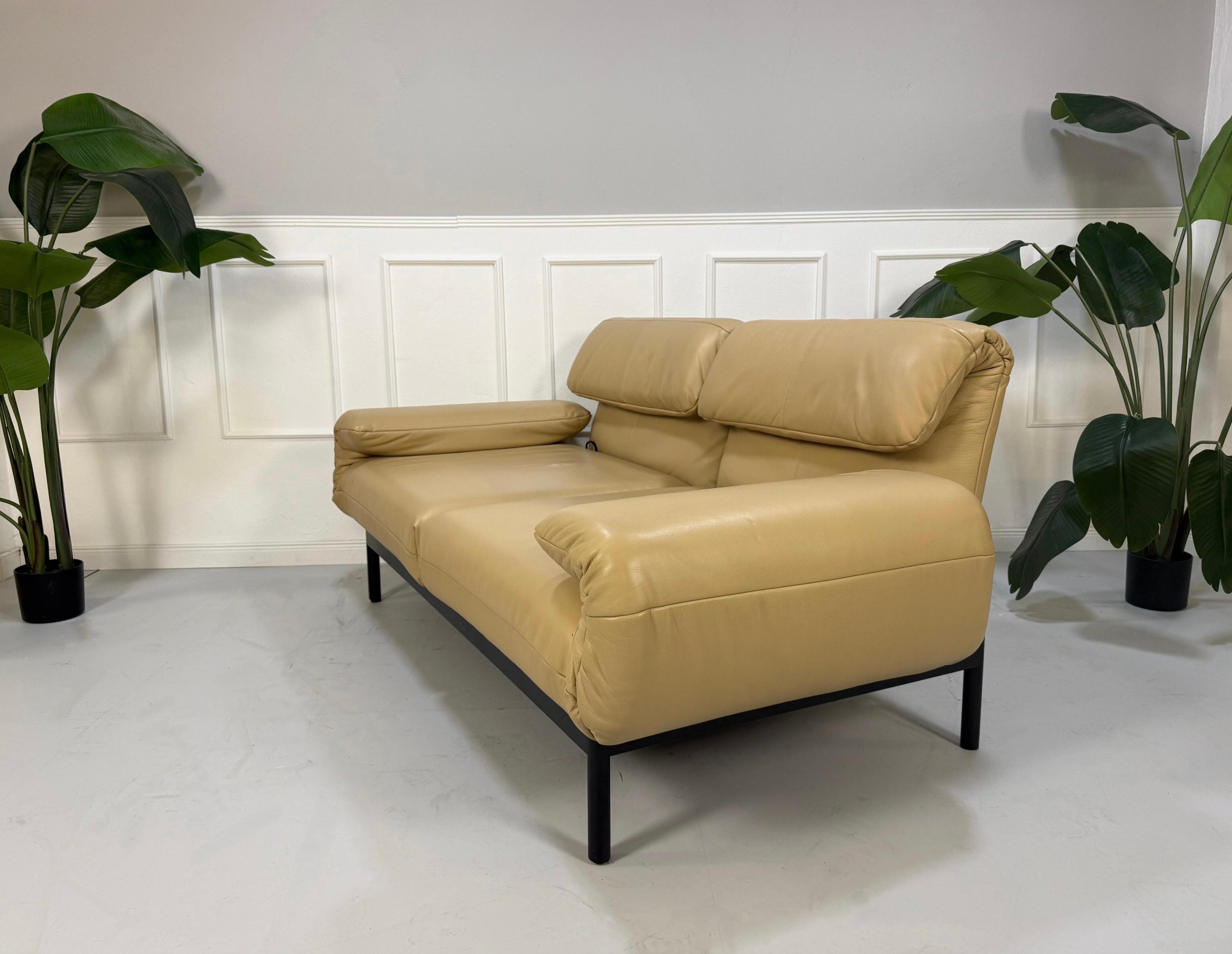 Gebrauchtes beiges Rolf Benz Plura Designer Leder Sofa vor einer Wand, stilvoll und modern eingerichtet.