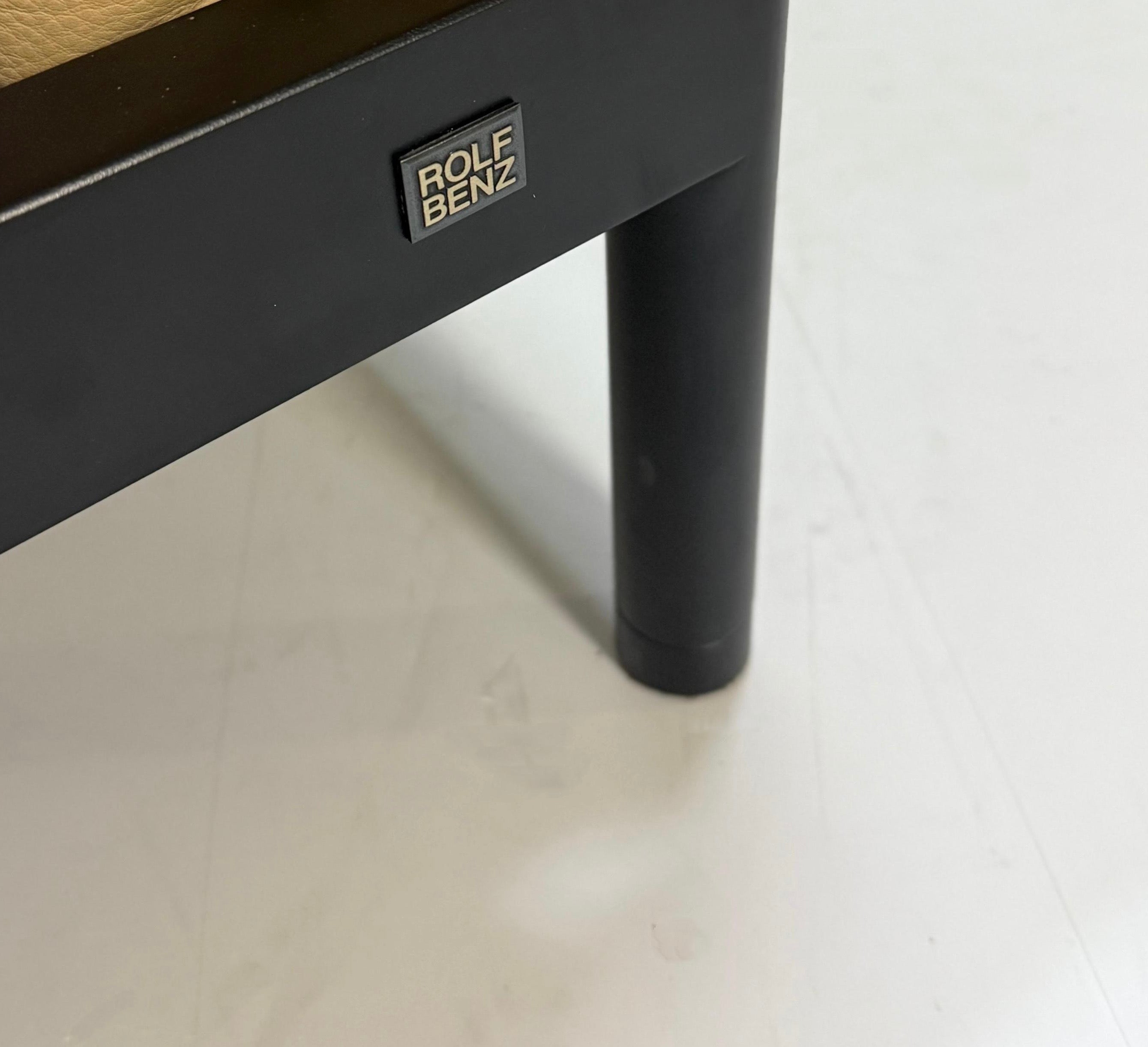 Gebrauchtes beiges Rolf Benz Plura Designer Leder Sofa vor einer Wand, stilvoll und modern eingerichtet.
