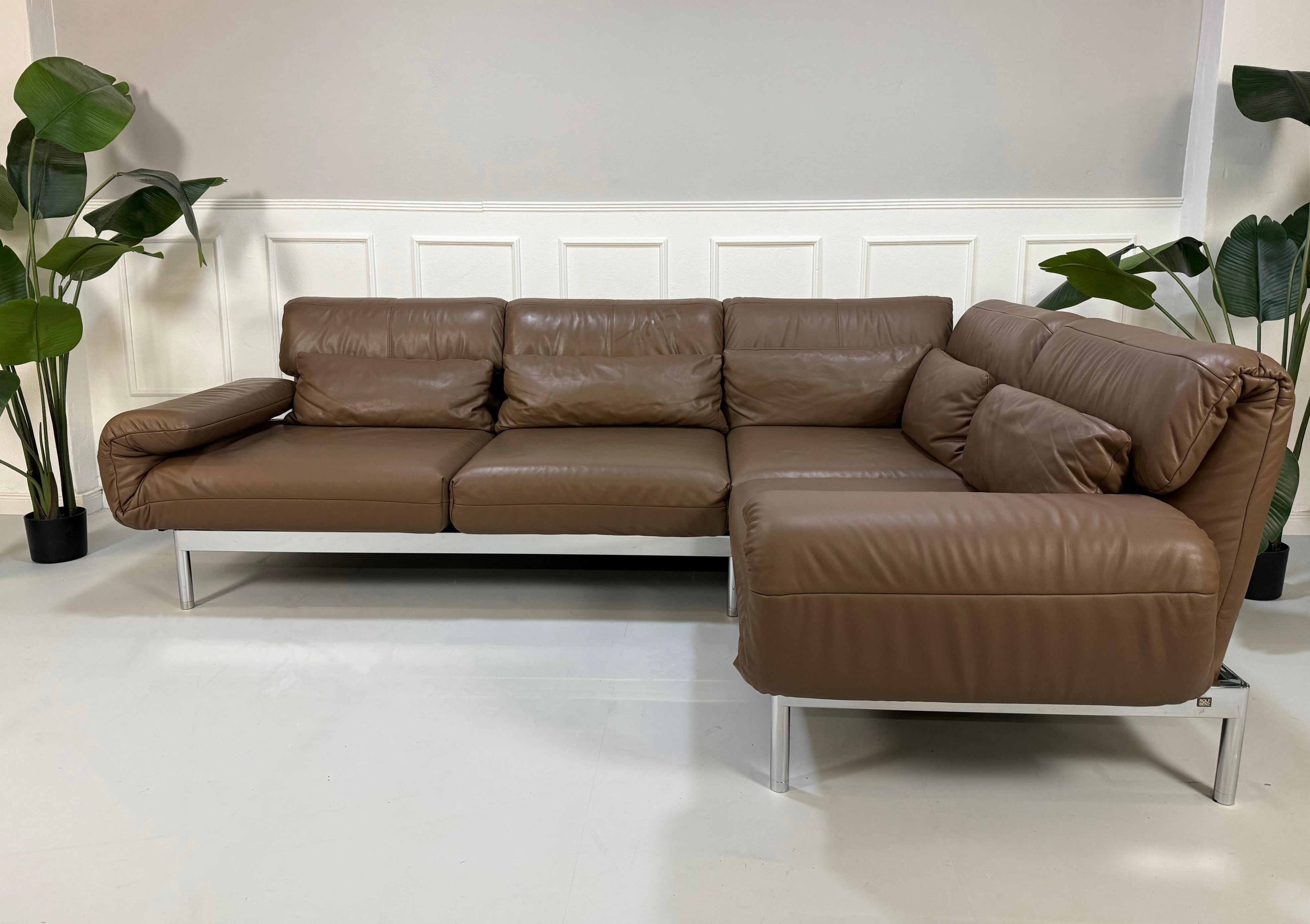 Gebrauchtes braunes Rolf Benz Plura Designer Leder Sofa vor einer Wand, stilvoll und modern eingerichtet.