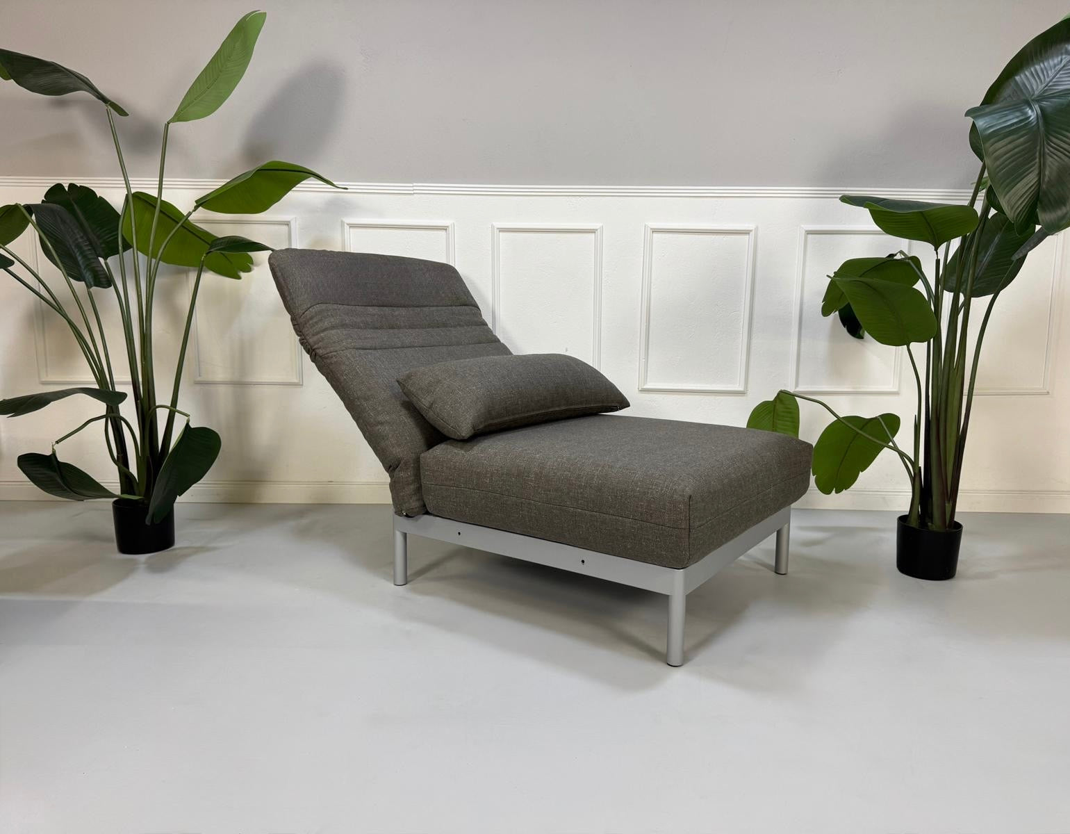 Gebrauchtes graues Rolf Benz Plura Designer Stoff Sofa mit Sessel vor einer Wand, stilvoll und modern eingerichtet.