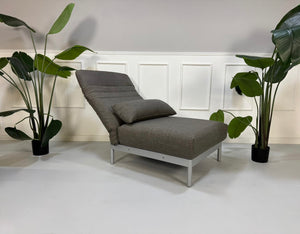 Gebrauchtes graues Rolf Benz Plura Designer Stoff Sofa mit Sessel vor einer Wand, stilvoll und modern eingerichtet.