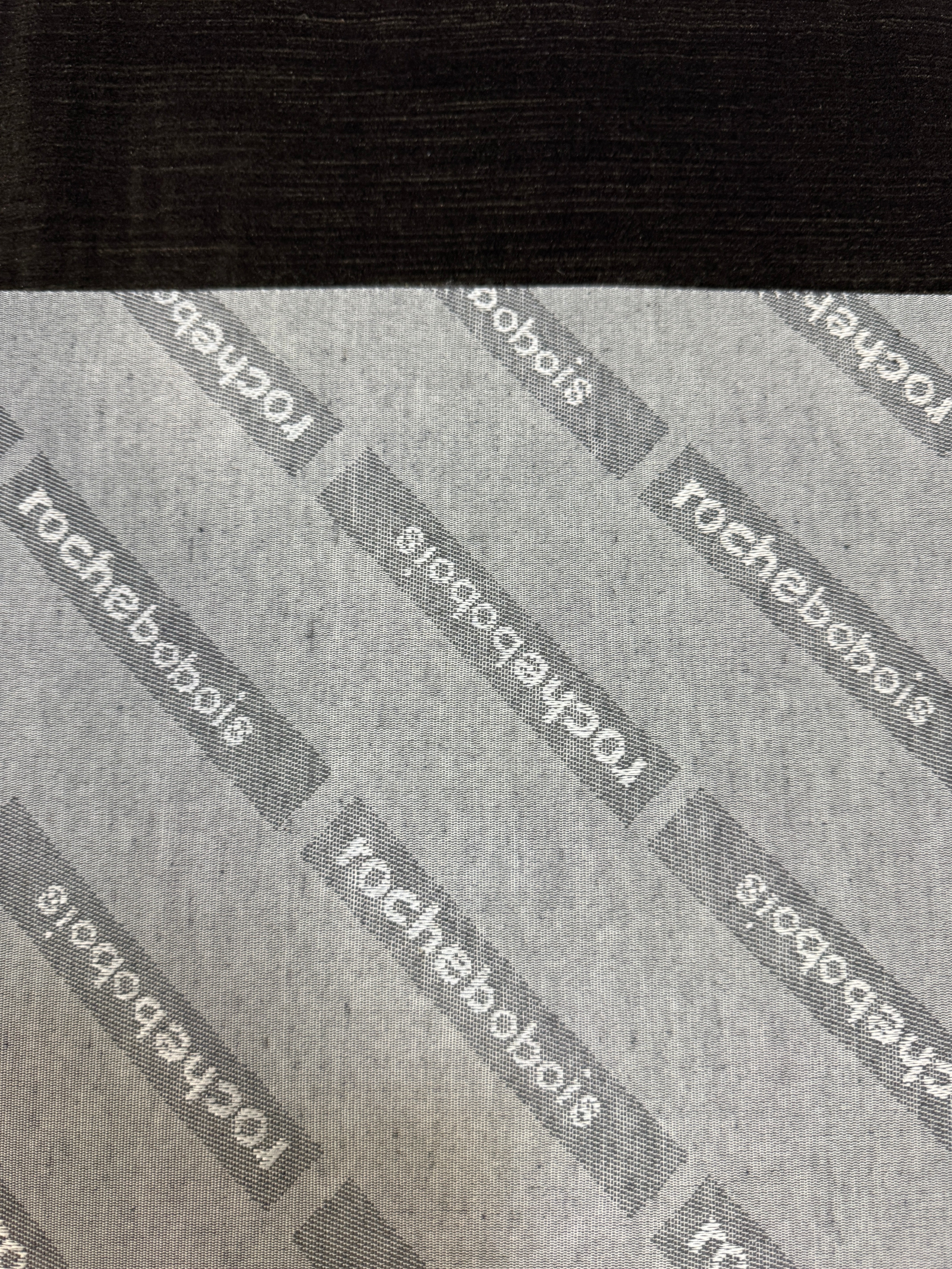 Gebrauchtes braunes Roche Bobois Long Island Designer Stoff Sofa vor einer Wand, stilvoll und modern eingerichtet.