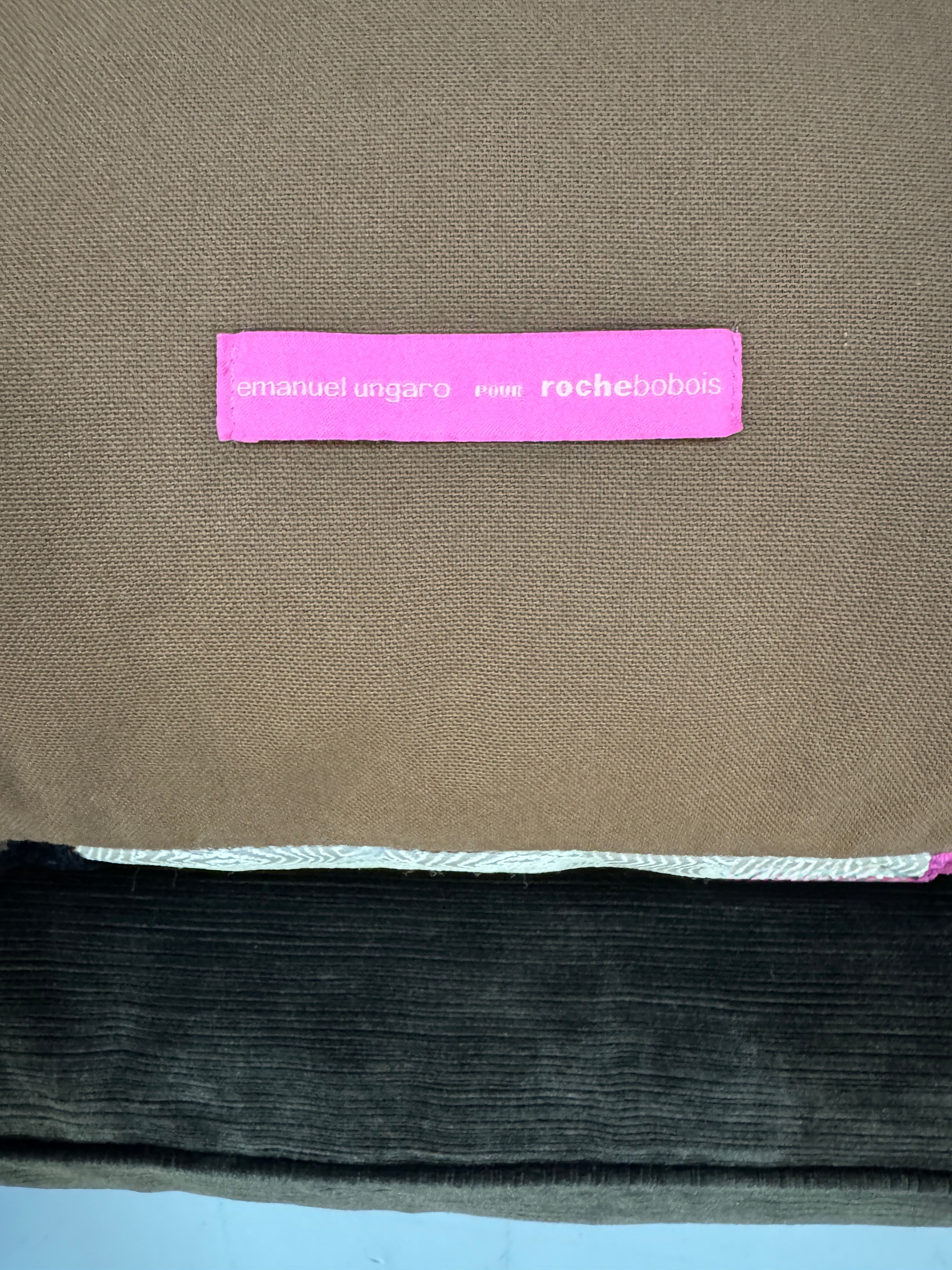 Gebrauchtes braunes Roche Bobois Long Island Designer Stoff Sofa vor einer Wand, stilvoll und modern eingerichtet.