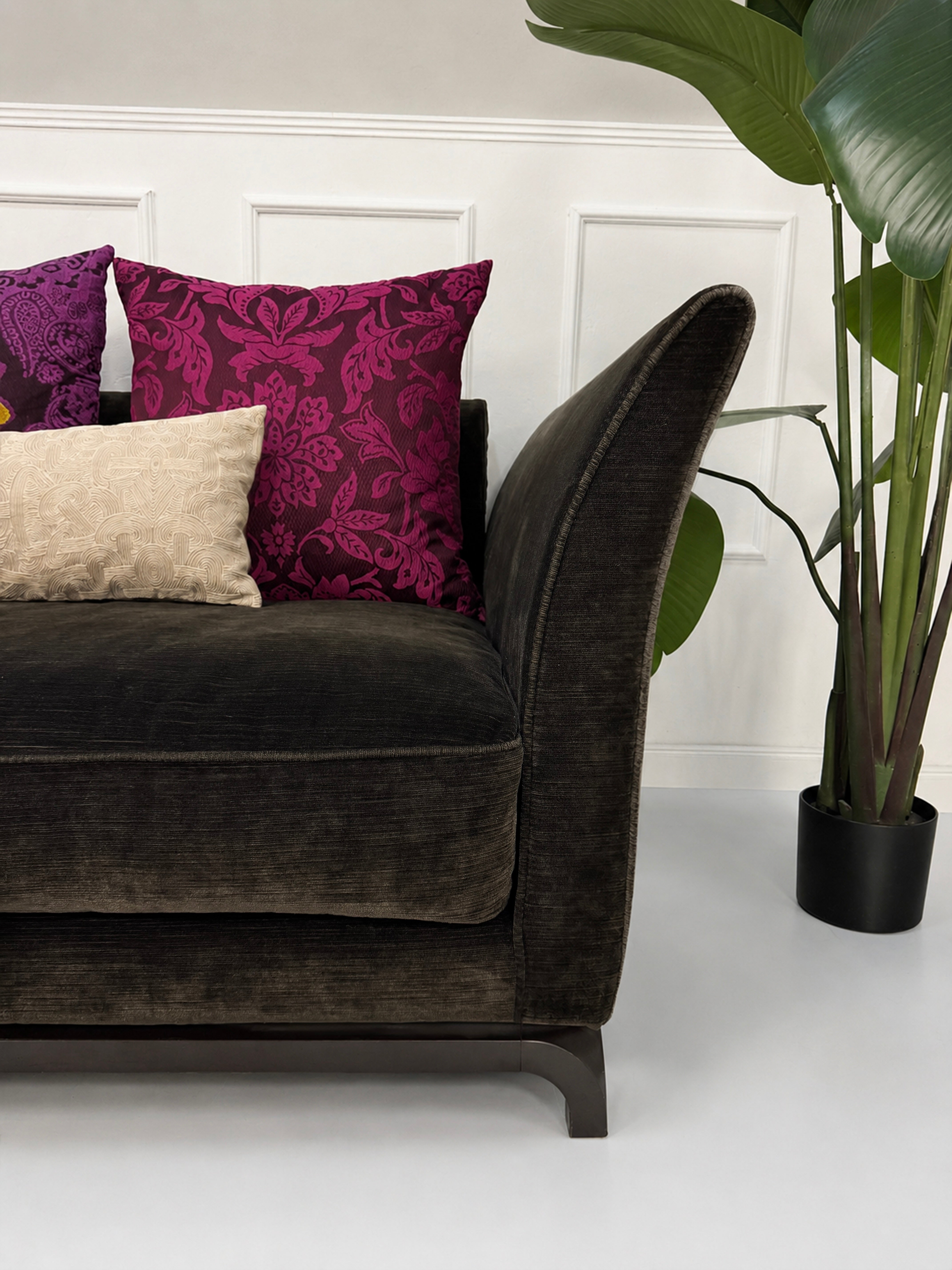 Gebrauchtes braunes Roche Bobois Long Island Designer Stoff Sofa vor einer Wand, stilvoll und modern eingerichtet.